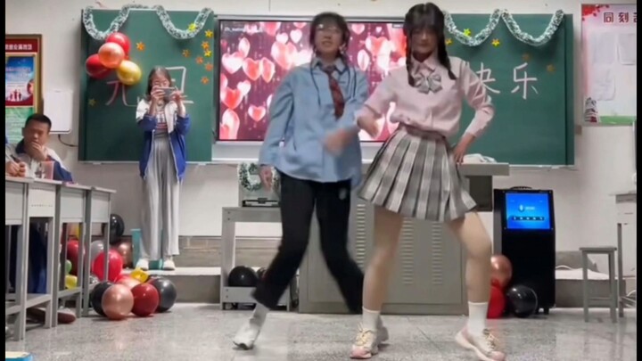 China’s All-Girl High School: High School Girls in JK Skirts Perform a Duo Dance to “Girls’ Generati