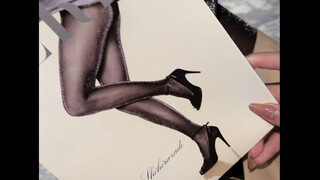 Galaksi berkilauan terpasang di kaki