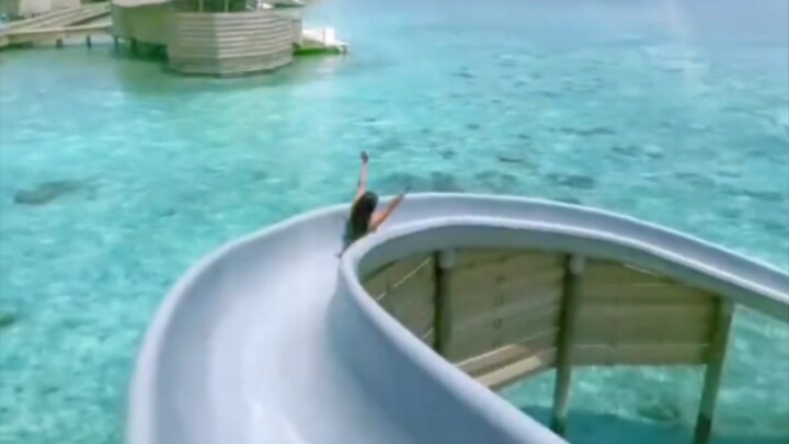 Dunia orang kaya itu beragam dan mewah, sedangkan aku hanya punya mantau dan sayur asin.