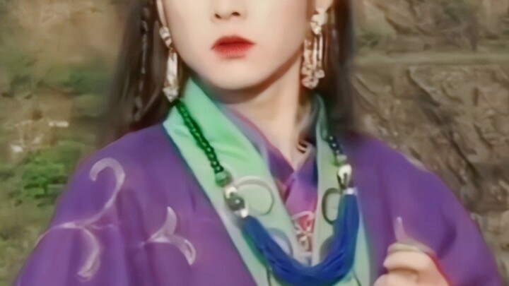 “这么标志的浓颜系大美女，居然没有人追？！！！”