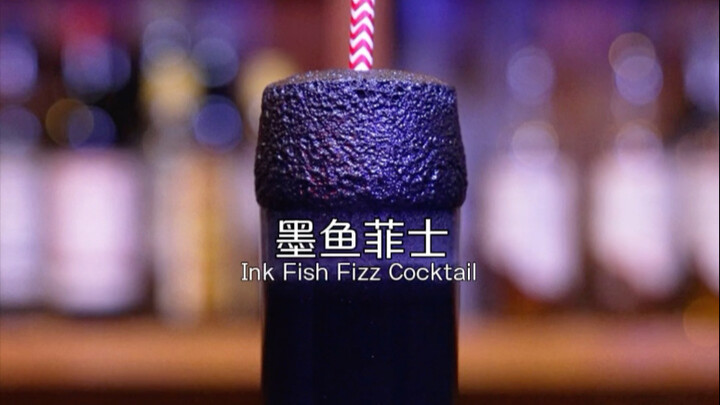 Tinta Cumi-Cumi Fizz: Bartender mengocok tanpa henti untuk menciptakan Fizz dengan rasa paling ekstr