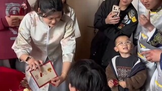 来自婚礼接亲的趣味小游戏，看图猜成语，现场欢乐气氛扑面而来