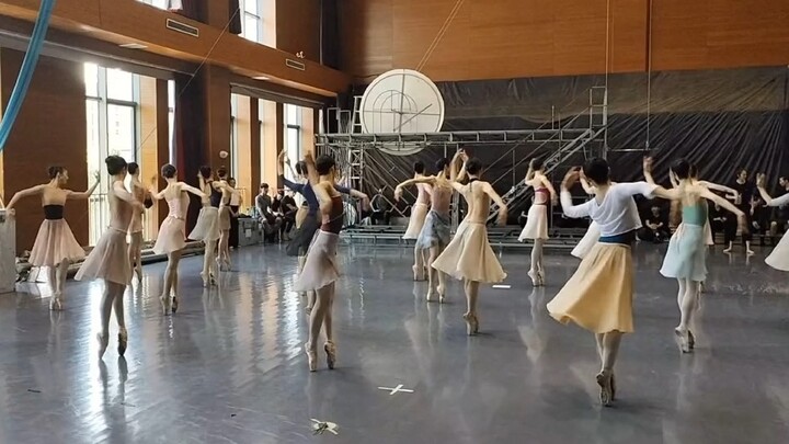 Latihan Iron Man Balet Liaoning