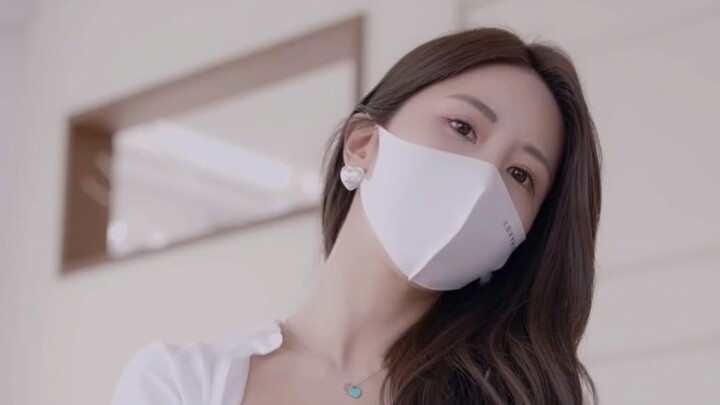 การแมตช์เสื้อเชิ้ตสไตล์แฟนหนุ่มกับถุงน่องดำของพี่สาวโรส