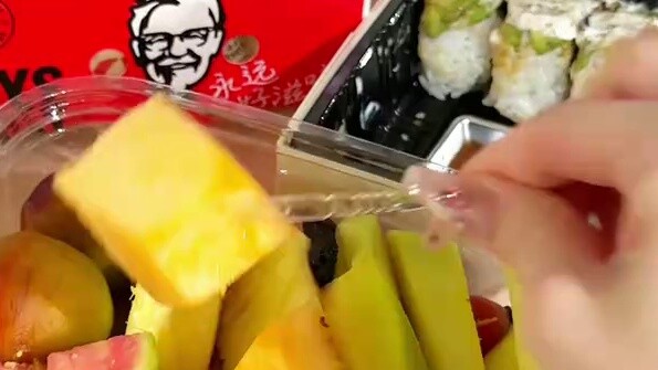 Cô gái xinh đẹp đã làm gì khi lần đầu tiên trải nghiệm đường ray dọc đường sắt cao tốc?