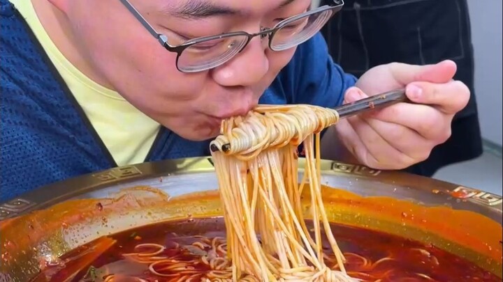 Episode paling tidak mengejutkan, mukbang Bu Chuangfei dengan dua liang mi beras plus dua mangkuk mi