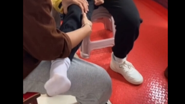 初中生的我不小心把脚崴了，去体验了正骨。那一瞬间的疼痛，让我刻骨铭心。但我知道，这是康复的必经之路。希望自己能快点好起来，重新在校园里自由奔跑，追逐梦想。