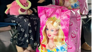 Đeo chiếc túi công chúa Barbie này lên lưng, chắc hẳn mình sẽ là đứa trẻ thanh lịch nhất trên chuyến