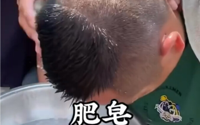 Sebuah penghormatan kepada para perajin senior, seni tradisional memotong rambut