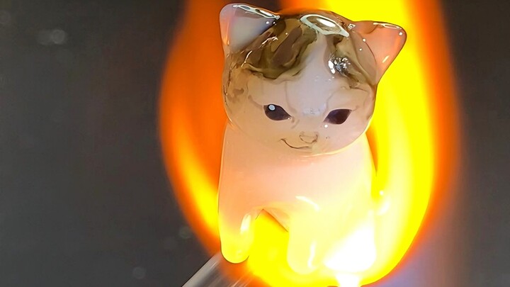 Membakar anak kucing jahat dengan kaca