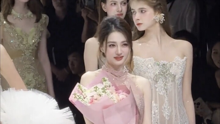 تشن ييو راو هي بالضبط تشن ييو راو، تبدو رقيقة ومحبوبة للغاية! [شو لو × أسبوع الموضة في شنغهاي]