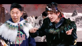 นกสีแดงชาดบินไปทางตะวันออกเฉียงใต้