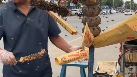 คุณลุงบอกว่าตอกรสหวานของเขารสชาติดีที่สุด