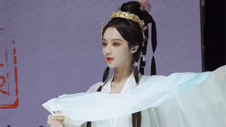 If you don't wear Hanfu once, you won't realize how gentle you can be!