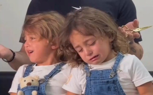 حلاق أجنبي يغيّر تسريحة شعر التوأم الرائعين