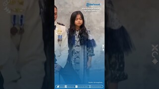 Momen Lucu Anak Gadis Ini saat Foto Bareng Keluarga, Nyaris Tertidur  Beberapa Kali