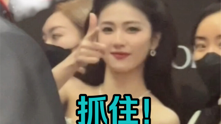 ฉันไปดักจับดาราที่หลังเวทีพรมแดง! ถ่ายติด…หนุ่มน้อยกินขนมปัง! ลู่ลู่ในชุดเดรสที่ใหญ่เกินไป! เพื่อนเก