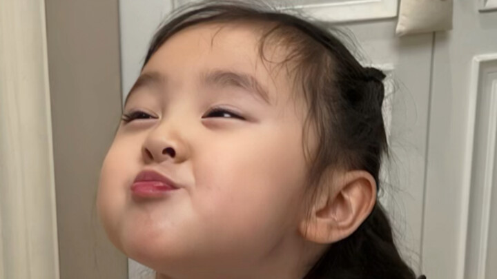 هaha! الطفل اللطيف يشكو من أن العشاء كله أطباق نباتية، وعندما أحضر الأب قطعة لحم كبيرة بعظم تألقت عي