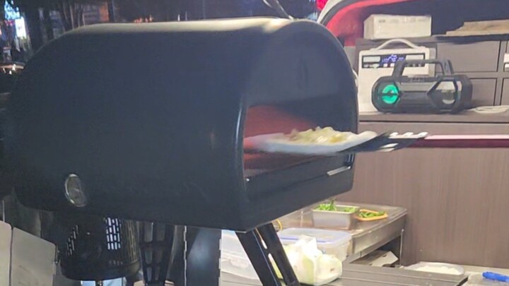 22-yuan street pizza—looks pretty rare