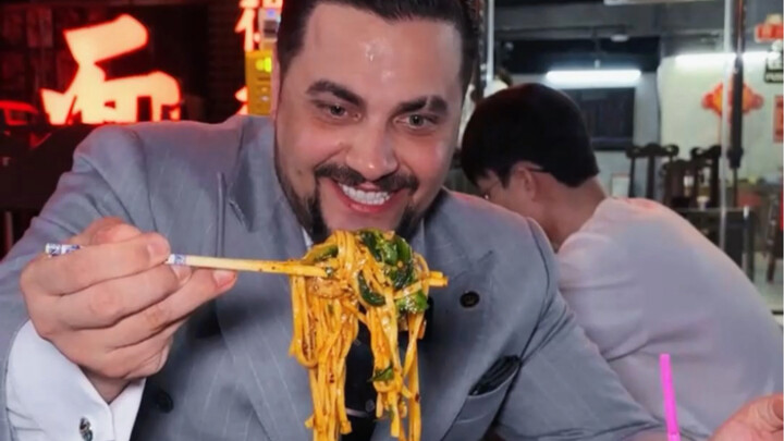 Every time I see Chengdu’s street-side bench noodles online, my mouth waters. Sorry for embarrassing