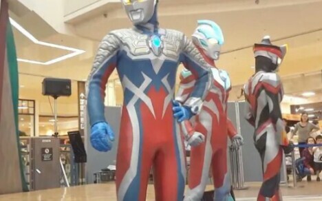 Đồng thời có sáu Ultramans, Tiga cực trầm, Siro sôi động nhất