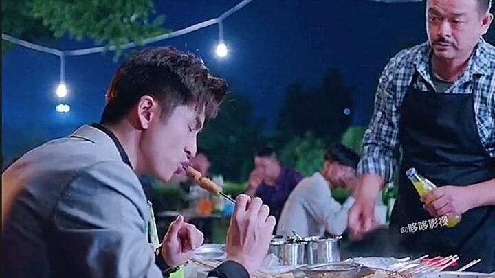 The Big Boss Dines at a Street Stall—Even a Five-Star Hotel Can’t Match This Flavor!