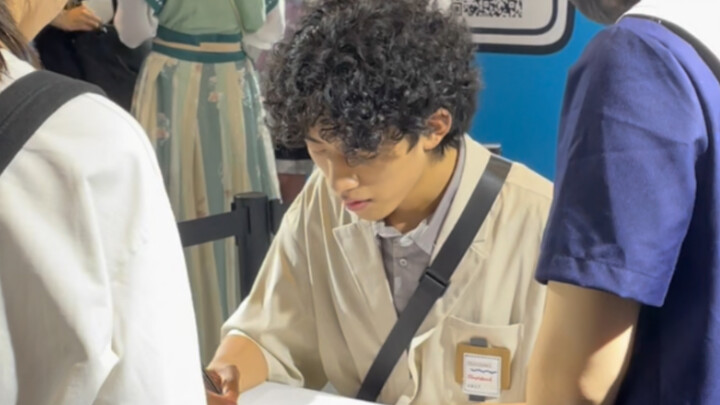 San Mu Looks at the Camera