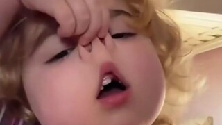 Bagaimana dia bisa terlihat begitu dewasa di usia semuda itu? Semoga semua bayi yang cantik ini tumb