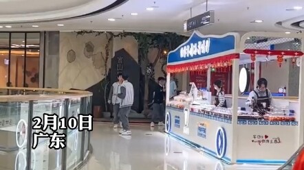 When a student runs into their homeroom teacher at the mall: Running away is instinct, but circling 