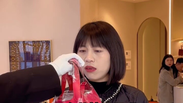 عندما تأتي إلى كونتر هيرميس وتريد فقط الحصول على حقيبة بي كيه...