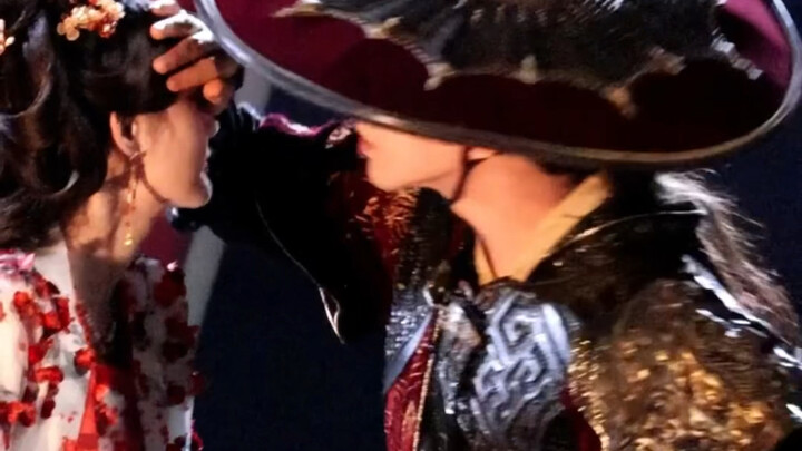 A tipsy kiss while covering your eyes—why is it so heart-fluttering? Innocent yet forbidden | A Drea