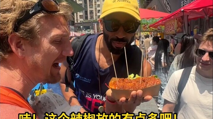 Orang asing yang doyan bacon dibuat penasaran dan terpancing semangat kompetitifnya oleh daging babi