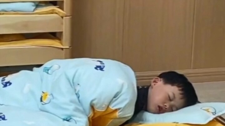 เด็กน้อยนอนกลางวันที่โรงเรียนอนุบาลจนถึงเวลาก็ยังไม่ตื่น ถูกเพื่อนๆ พากันเรียก ชาวเน็ตบอกว่า “เอาไว้