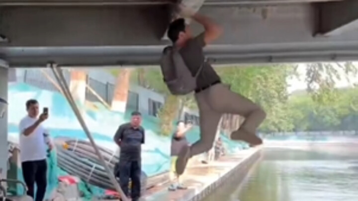 Trên bản đồ rõ ràng ghi “đi bộ 5 phút”, nhưng bạn lại tiếc không muốn làm ướt đôi giày Nike mới tinh