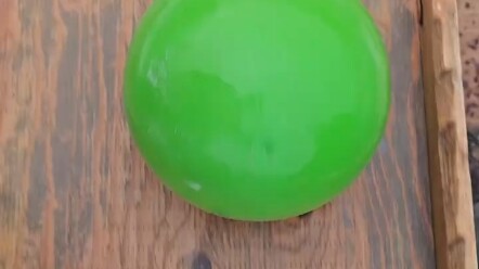 لحظة التفجير المحرِّرة لزجاجة تتدحرج فوق جبل من السكاكين!