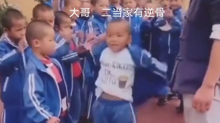 “Những ai vỗ tay đều là người của anh cả, còn lại toàn là người của anh hai”