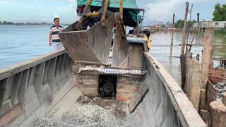 Bạn thân mới mua được chiếc ghe Cà Dôm được bạn trở đi thăm quan một khúc Sông Hậu.