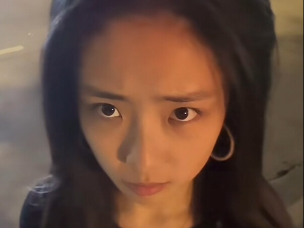 من يستطيع أن يرفض صديقة تُسقط بطاقة هويتها أرضًا بمجرد أن تفتح فمها؟