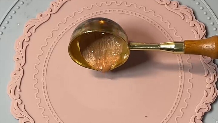 Hãy xem những khoảnh khắc khi người sáp phá vỡ hàng phòng ngự