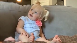 在小宝宝看电视时突然躺在ta腿上，ta会有什么反应？