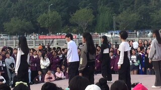 Zhang Guiyuan, a male junior physical education student, changed into the center position of the gir