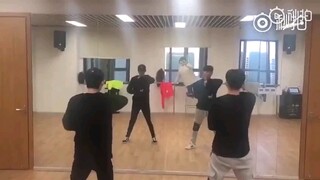 有点牛！陆柯燃早期popping舞蹈基本功练习