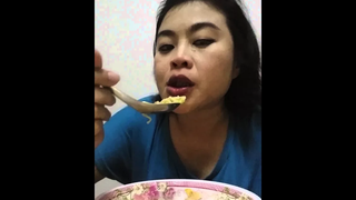 กินมาม่าตอนดึกแบบหิวโพดโพ