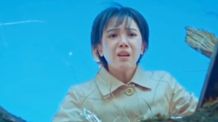 Pemuda ini terjatuh ke dalam sumur saat mencoba menyelamatkan seorang gadis, namun diselamatkan oleh