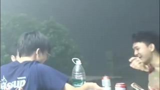 男子夜爬梧桐山，用超亮手电照亮黑夜，旁边哥们都看懵了 #夜爬  #光