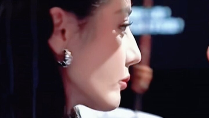 Phản ứng của cô gái ngọt ngào khi được gọi