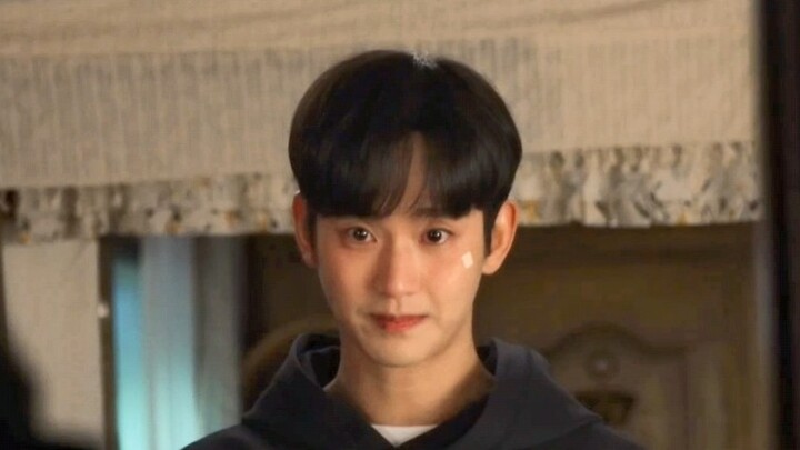 Watching the behind-the-scenes footage, I was also repeatedly impressed by Kim Soo Hyun’s amazing ac