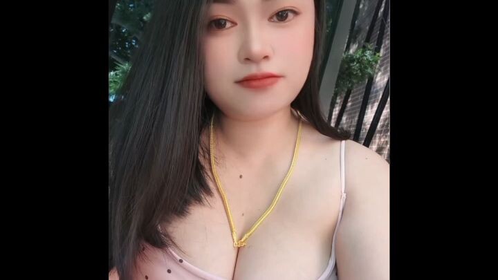 besarkan itunya, eh kalung nya ding kalung