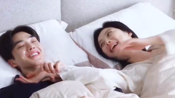 Manis sekali!!! Rekan kerja mana yang akan mempelajari naskah sambil berbaring di tempat tidur? Apak