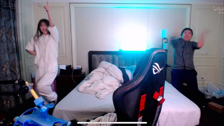 المغني مو غه واللاعب لاو ليو يقدمان على المسرح أغنية "أنا الملكة"، هؤلاء هم ملك وملكة منطقة الرقص، ر